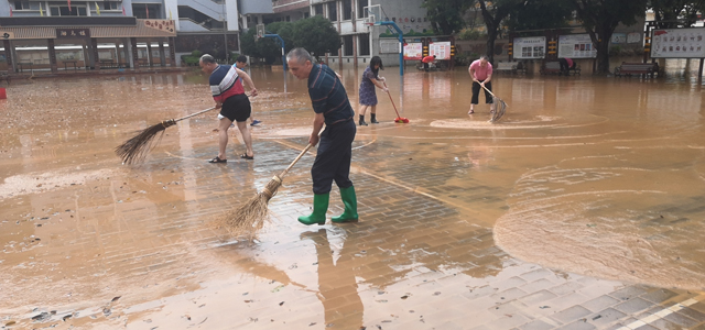 11.市八中组织教职工清理运动场.jpg