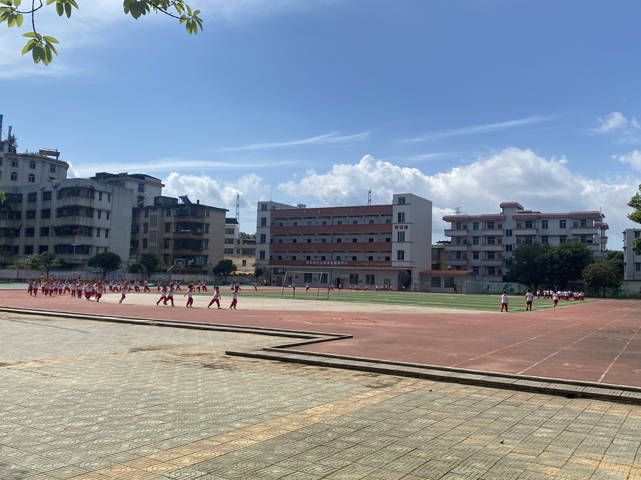 18.复课后的犁市中心小学运动场.jpg